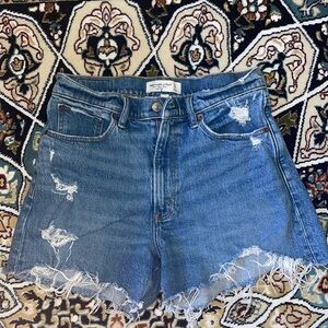 Abercrombie 4” mom shorts